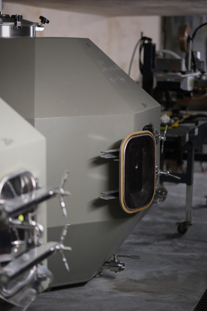 Cuve tronconique dans la cave remi pouizin en vallee du rhone
