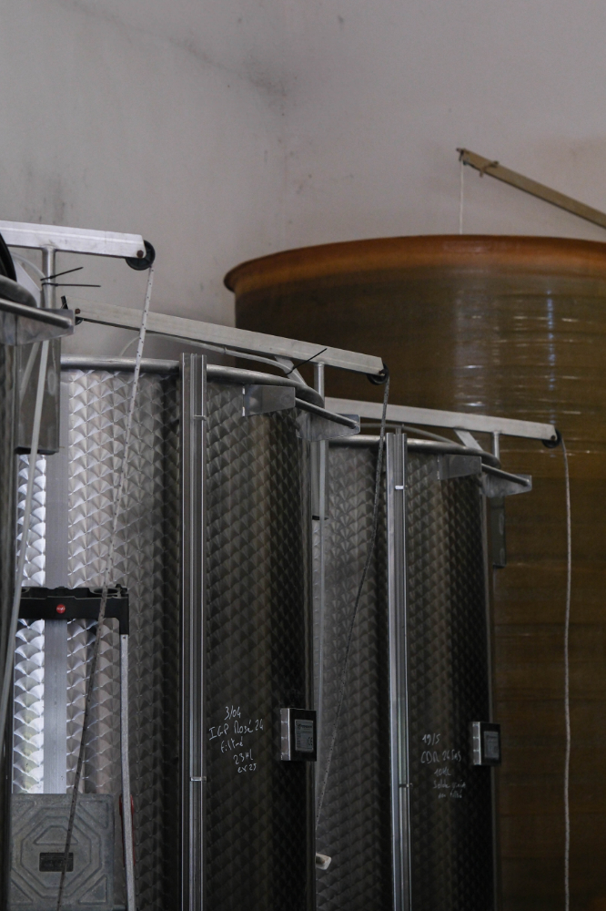 Cuverie dans la cave remi pouizin en vallee du rhone